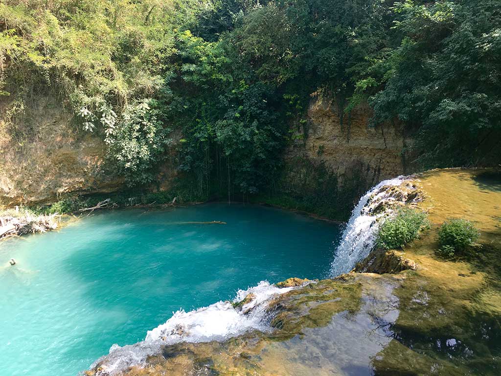 Le acque color smeraldo del fiume Elsa fra le rocce, a pochi passi dall'agriturismo