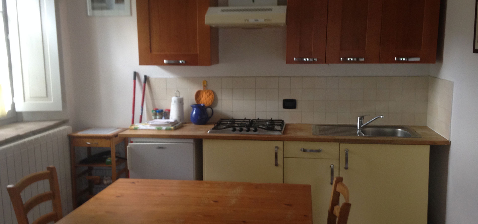 La cucina dell'appartamento Segatoio, con arredi in legno